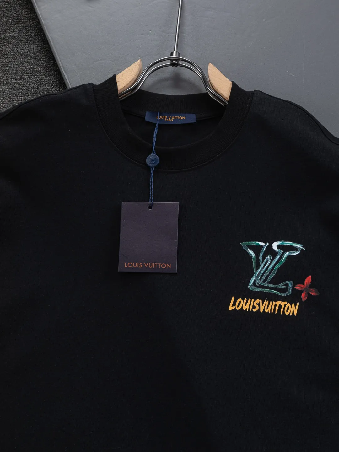 🅿️190 Louis Vuitton 1V LV lv slightly wide version S-XL LV 26ss new products are available at counters simultaneously. Multiple craftsmanship. Small graffiti letter logo on the chest + large graffiti letters logo printing on the back. Round neck short-sleeved T-shirt, same style for men and women! Consigned to one-to-one creation. Synchronized with the official website, pure cotton fabrics at the counter! It is close to the skin and comfortable, durable and easy to wear. It has a classic and simple logo design and meticulous original craftsmanship. Short-sleeves, a must-have item for men, do not appear to be the same for the general public, but must be unique and eye-catching. This LV short-sleeve is all about quality, comfort, the same shape and fashion as always, including fabrics and cutting techniques. All of them have been made with great effort! 320 grams of washed pure cotton fabric, pure cotton is breathable, very refreshing and comfortable for daily wear. The rib knitting on the neckline is smooth and tight, and the neckline will not be skewed if you toss it at will. The loose version, you will find that it looks really good on the upper body. The overall is minimalist and neat, super versatile for daily use! Pair it casually with a pair of pants for a youthful look. A T-shirt will make your outfit crazy. It is a fashionable item that can never go wrong! Color: Black White Size: S-XL Size chart: S: Shoulder width 50-Bust 56-Length 70 M: Shoulder width 52-Bust 57-Length 72 L: Shoulder width 54-Bust 59-Length 74 XL: Shoulder width 56-Bust 62-Length 76